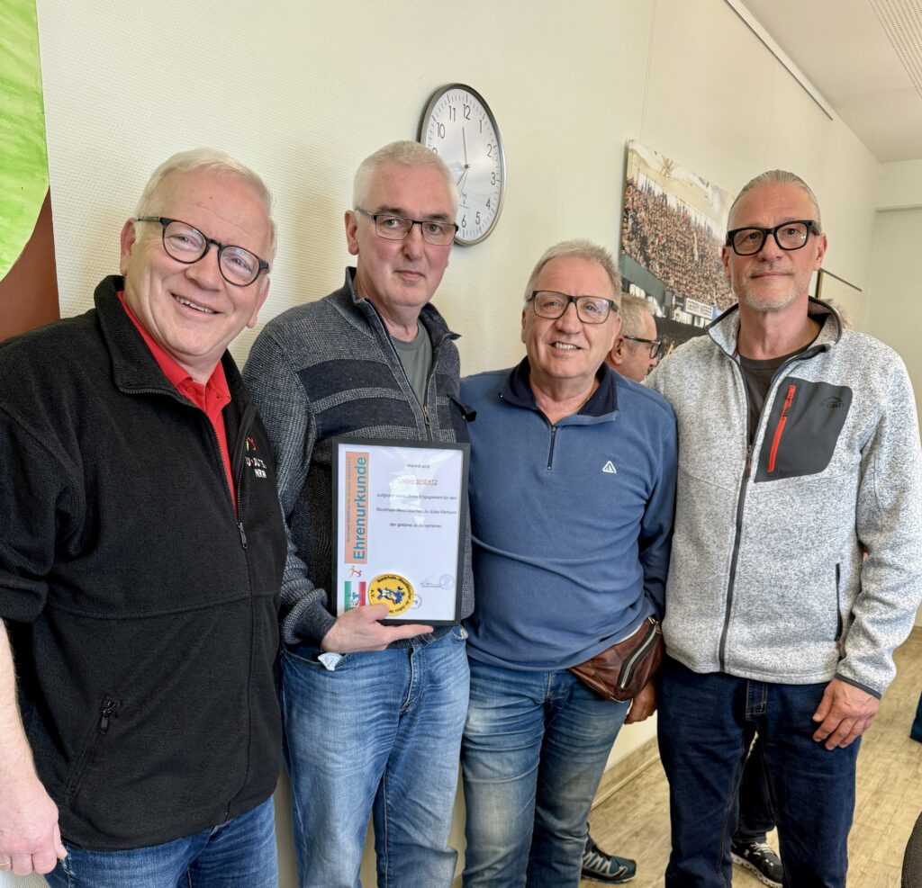 Übergabe der Urkunde an "Tigerkralle" Norbert